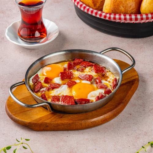 Sahanda Sucuklu Yumurta