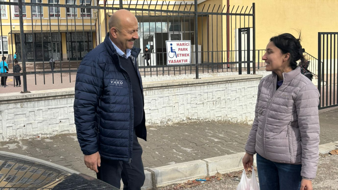 GÖNÜLDEN GELEN HEDİYELERLE GÜLÜMSEMELERİ PAYLAŞTIK